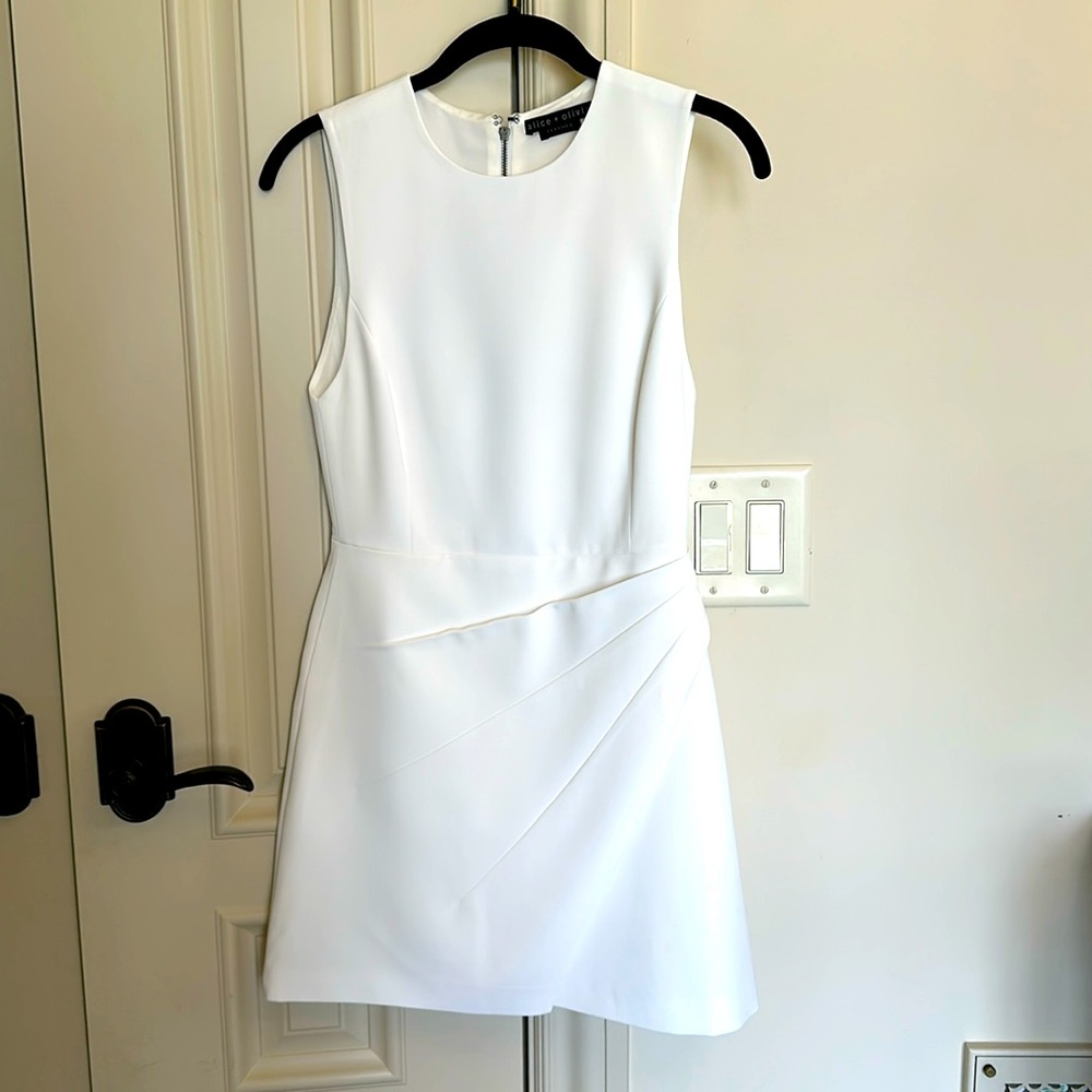 Beautiful ALICE + OLIVIA Kelsey off white sleeveless sheath dress - size 2